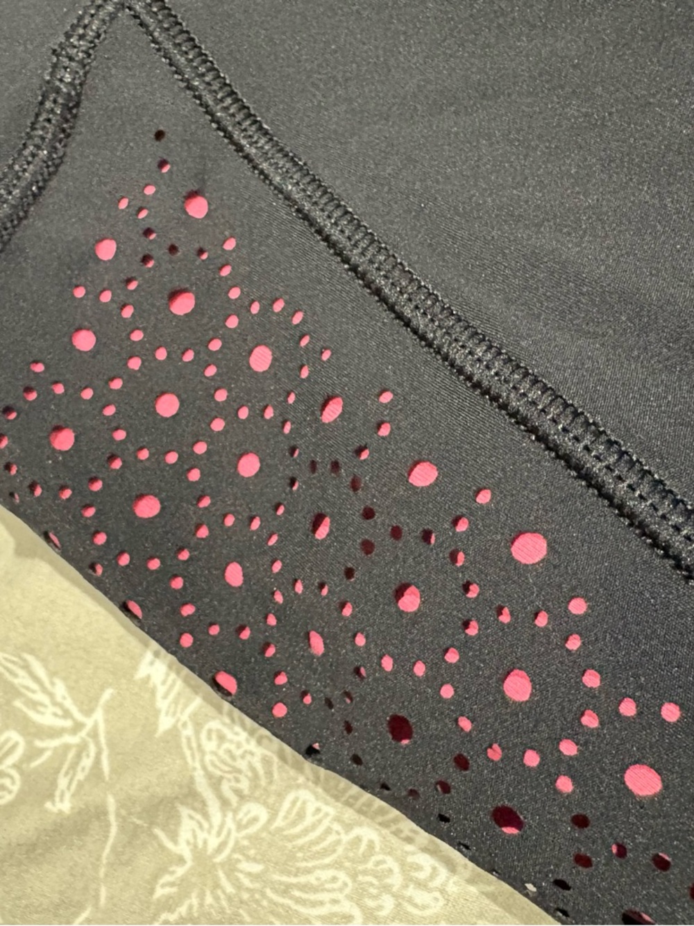 Lululemon laser cut detail leggings black pink 4 - Picture 5 of 6